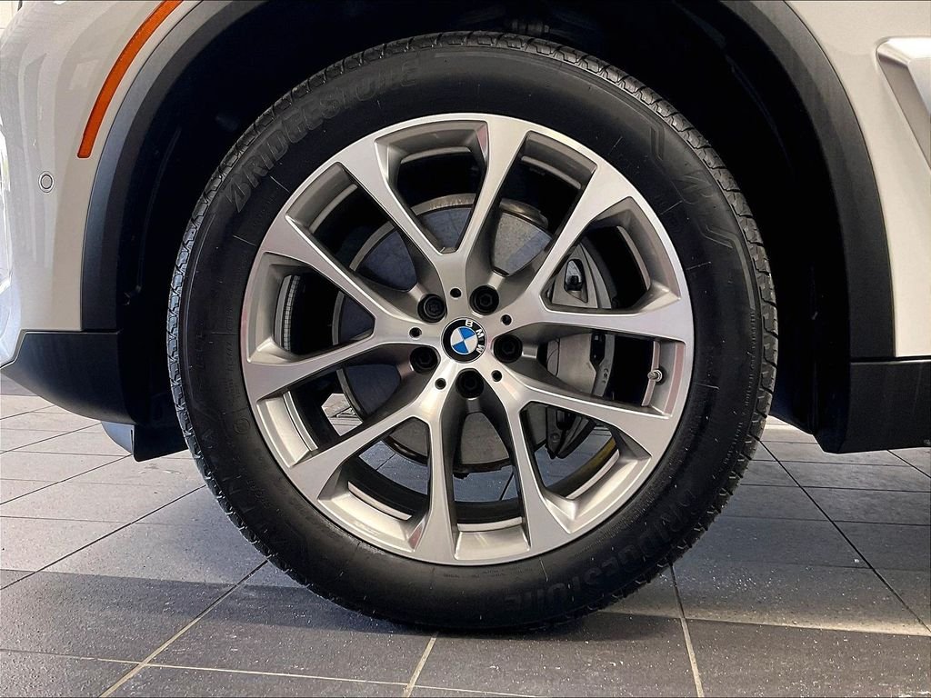Used 2025 White BMW xDrive40i image 7