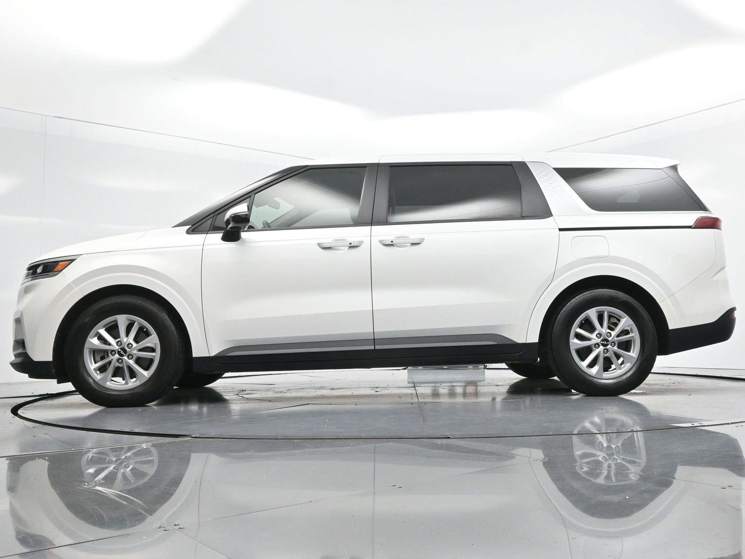 Used 2022 Snow White Pearl Kia LXS image 47