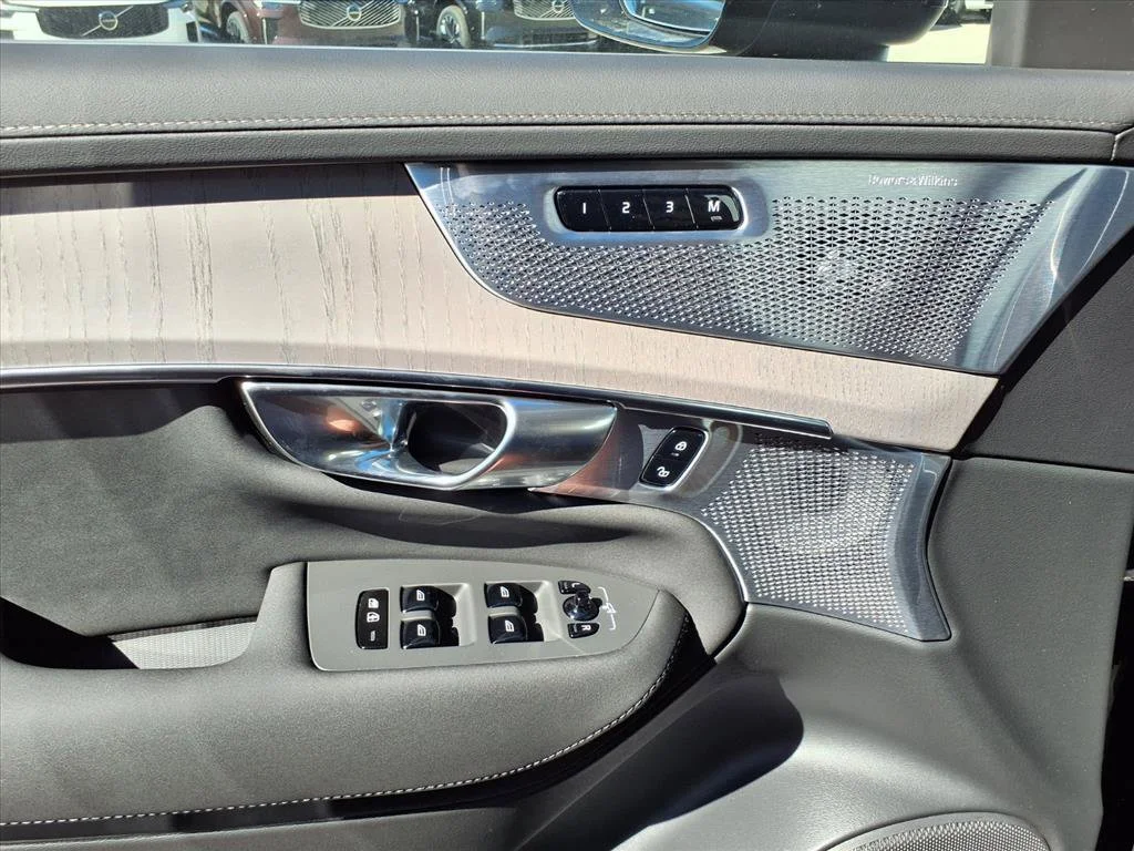 New 2027 Onyx Black Volvo Ultra Dark Theme image 14