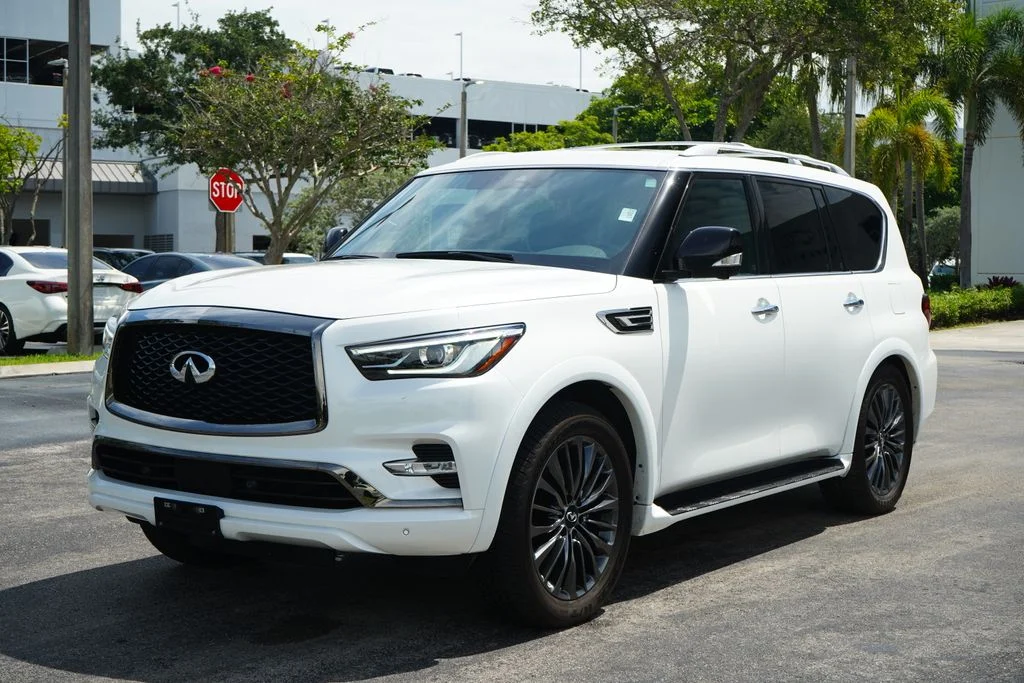 Used 2024 White INFINITI Sensory image 3