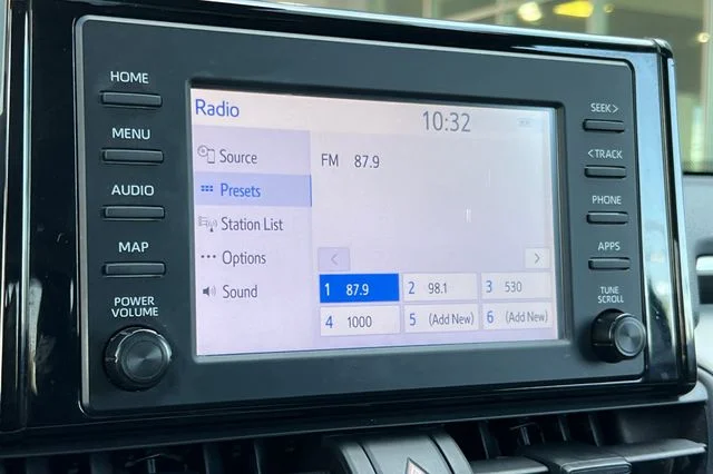 Used 2019 White Toyota XLE image 21