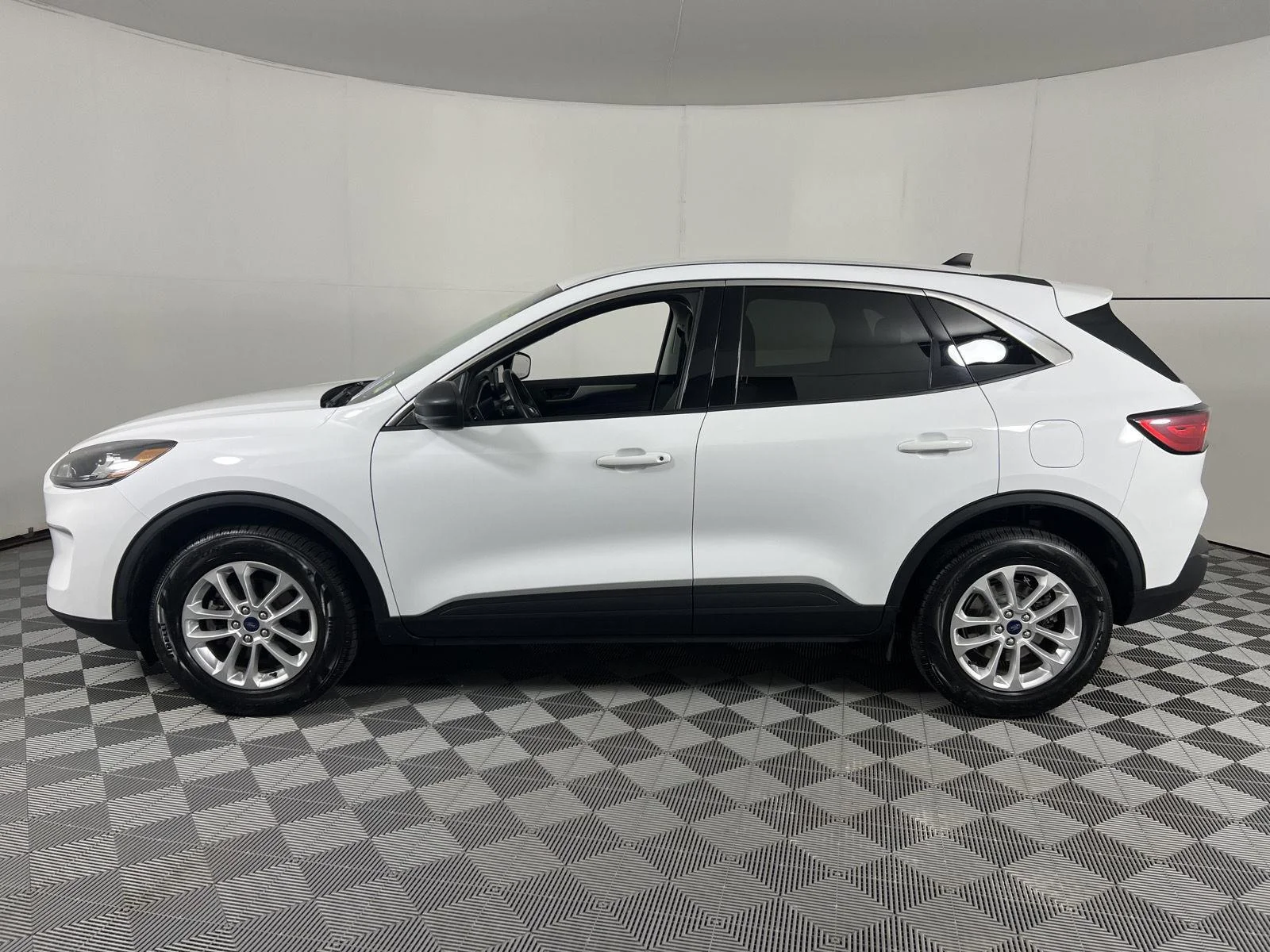 Used 2022 Oxford White Ford SE image 7