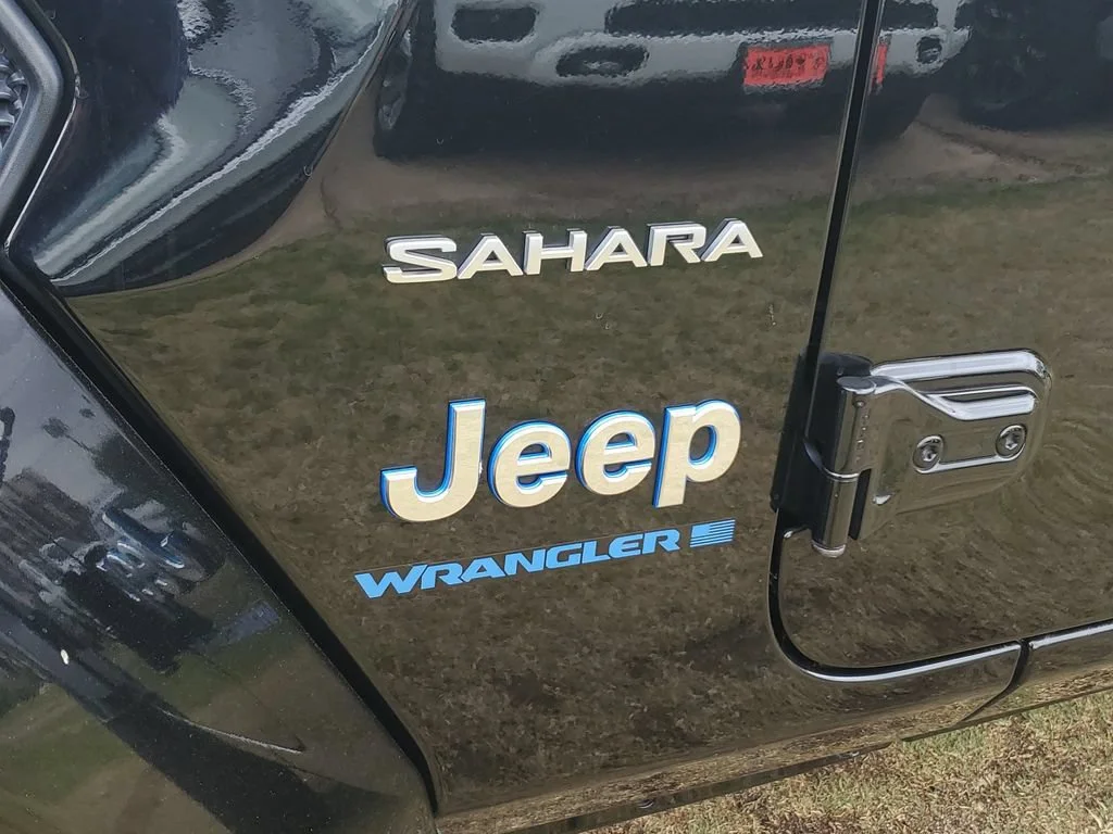 Used 2024  Jeep Sahara image 8