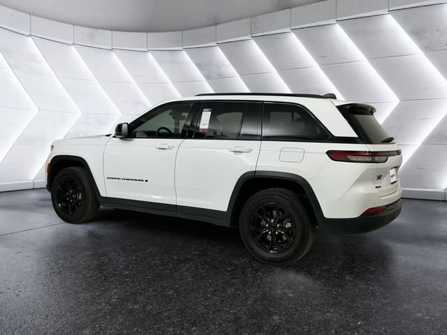 Used 2024 White Jeep Altitude image 6
