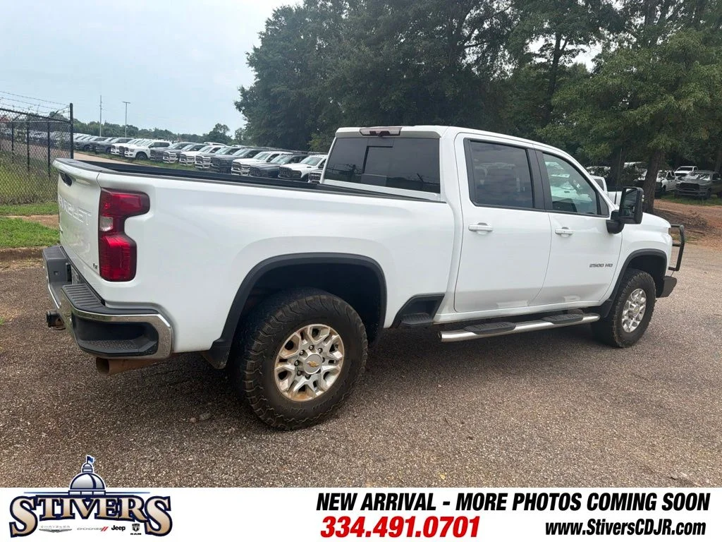 Used 2024 White Chevrolet LT image 8
