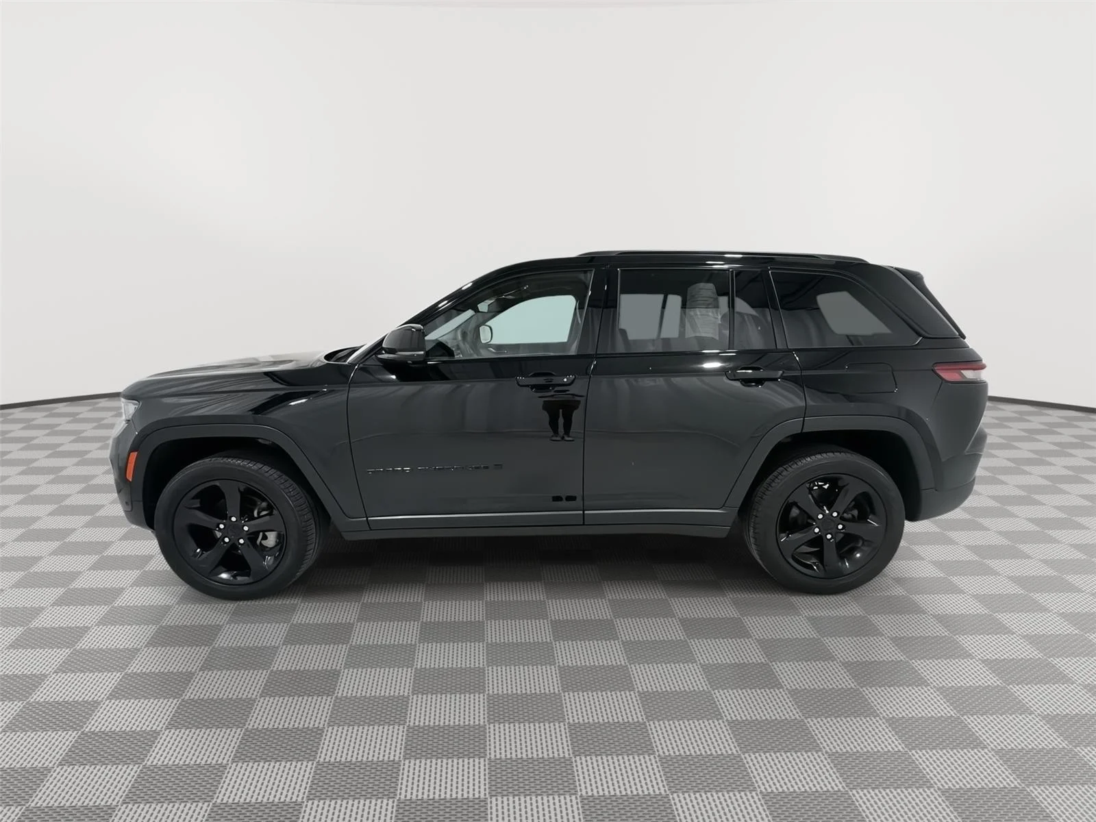 Used 2024 Jeep Grand Cherokee Limited with VIN 1C4RJHBG5RC104752 for sale in Alexandria, Minnesota