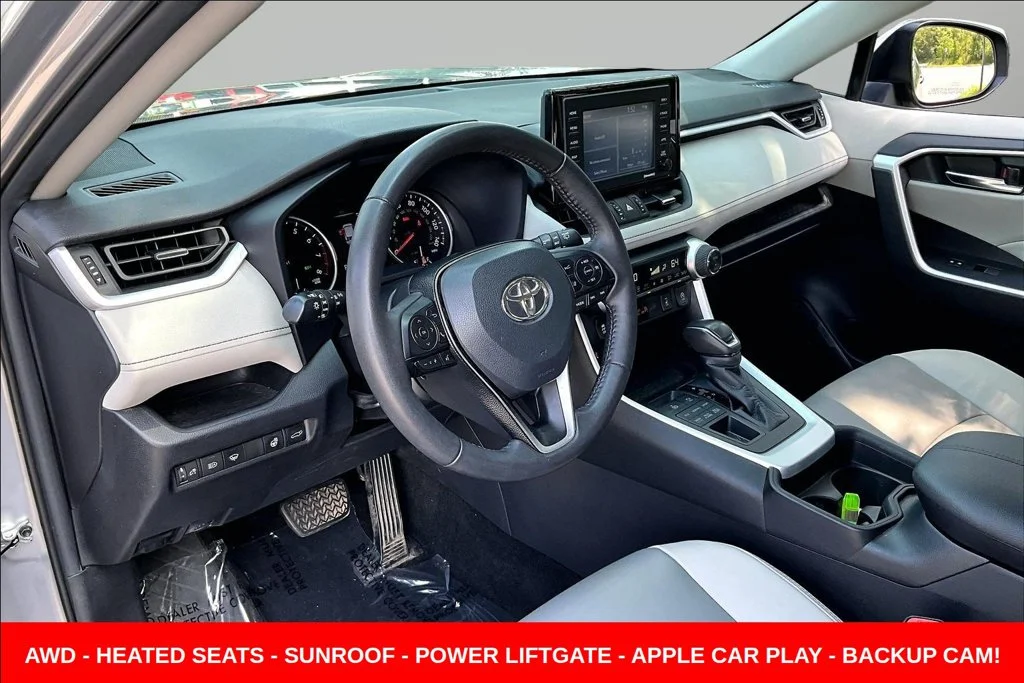 Used 2021 Silver Toyota XLE Premium image 21