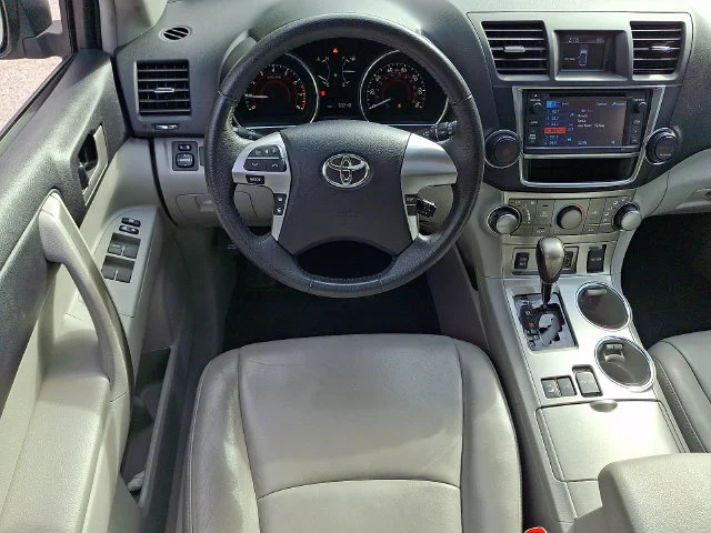Used 2013 White Toyota SE image 13
