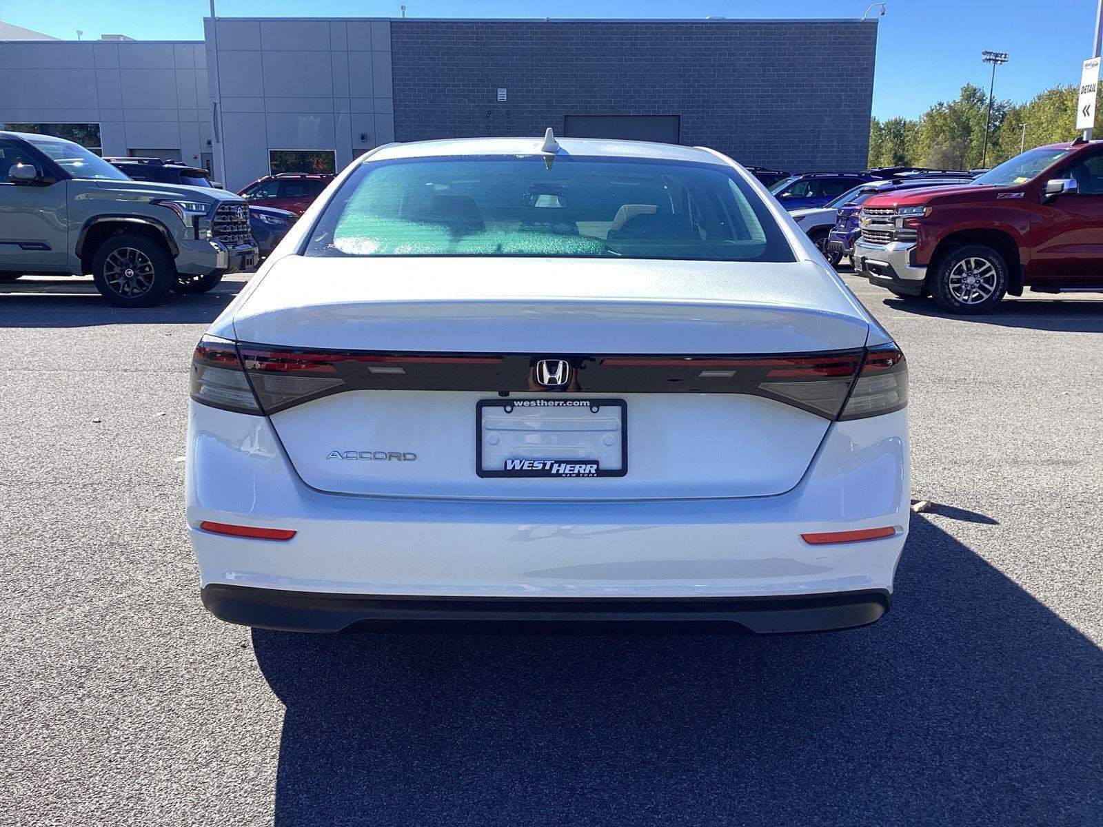 Used 2024 Platinum White Pearl Honda EX image 6
