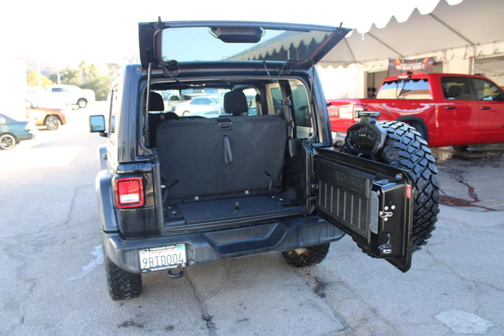 Used 2022 Black Jeep Sport S image 10