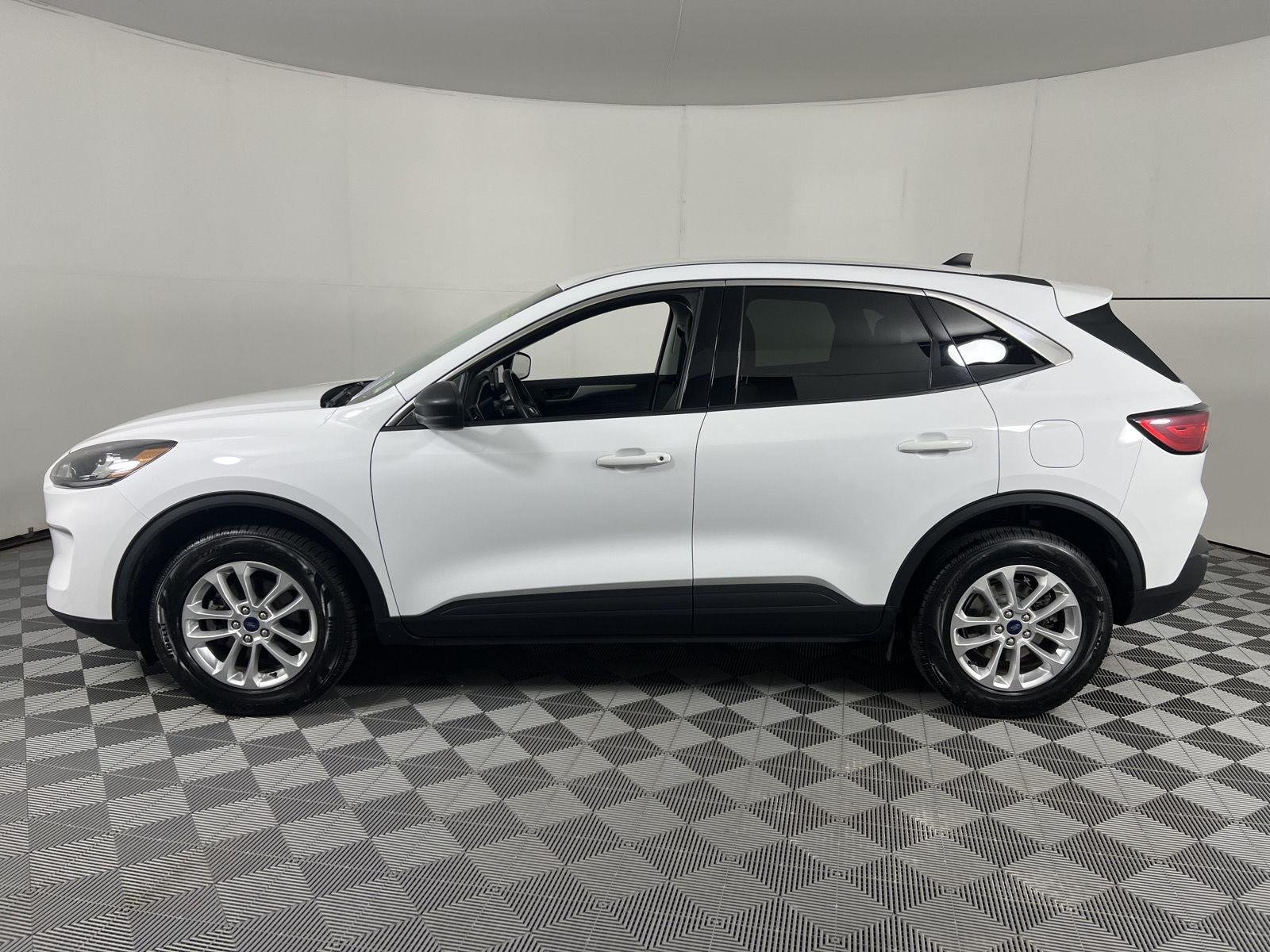 Used 2022 Oxford White Ford SE image 7