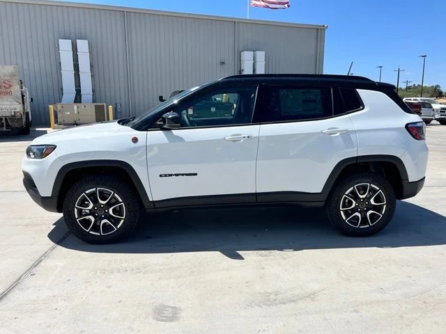 New 2026 Bright White Clear-Coat Exterior Paint Jeep Trailhawk image 4