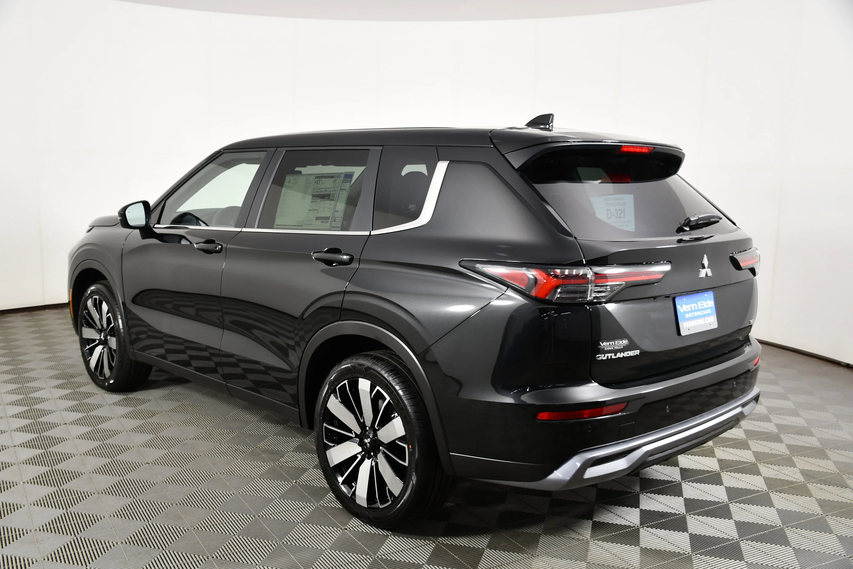 New 2026 Black Diamond Mitsubishi SE image 8