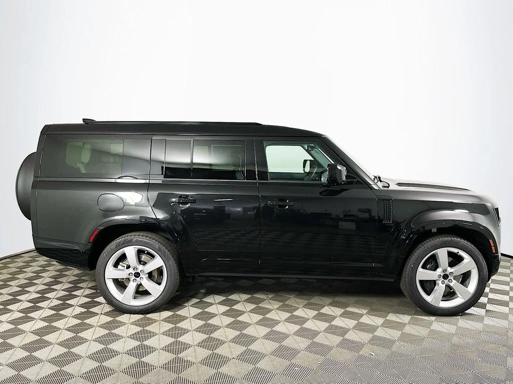 New 2026 Santorini Black Land Rover X-Dynamic SE image 8
