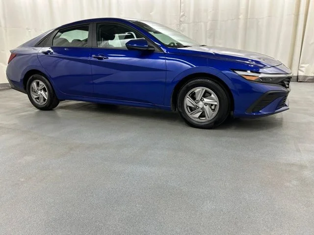 Used 2025 Blue Hyundai SE image 1