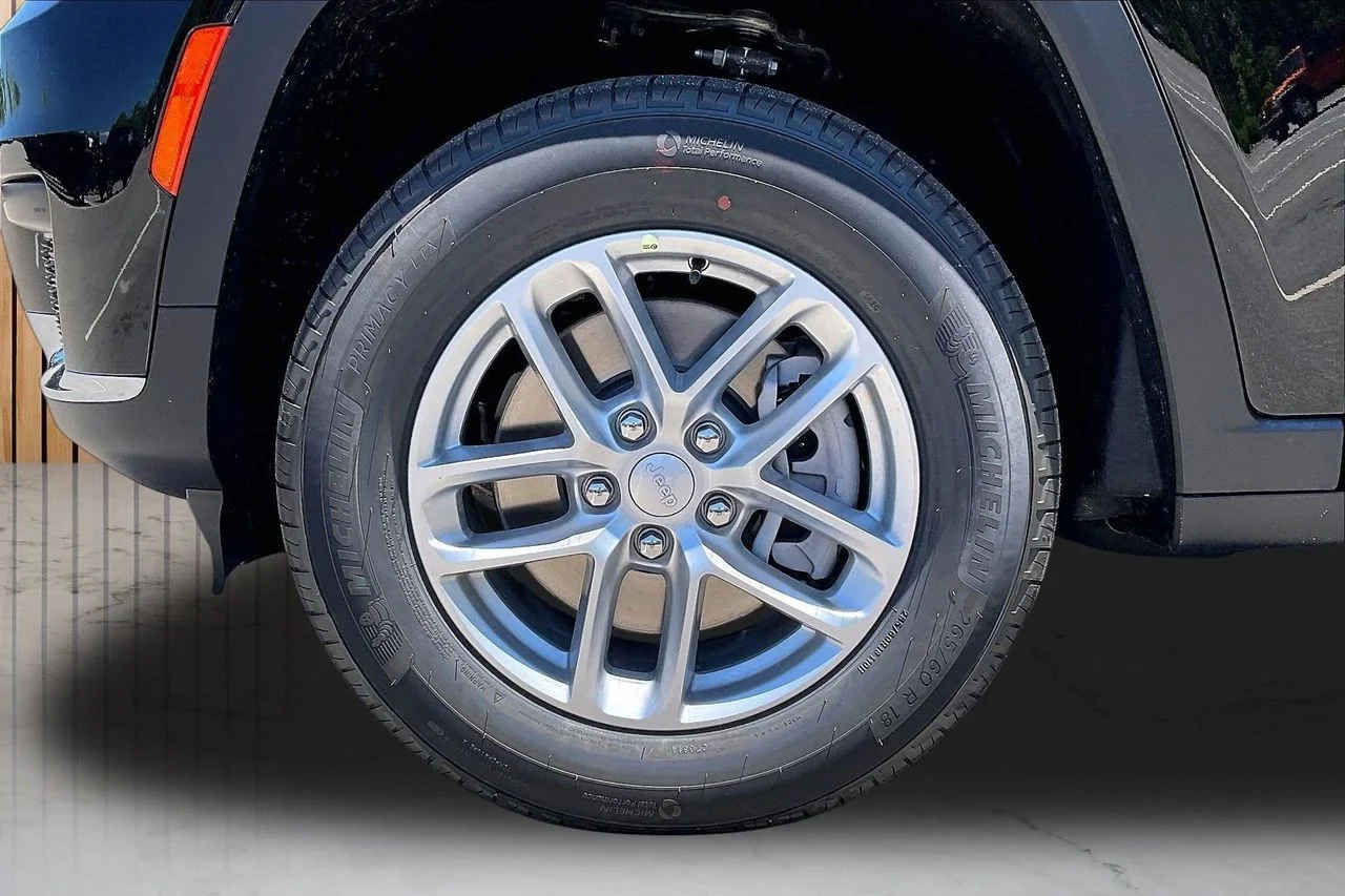 New 2026 Diamond Black Crystal Pearl-Coat Exterior Paint Jeep Laredo image 33