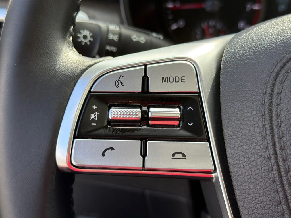 Used 2022 White Kia EX image 25