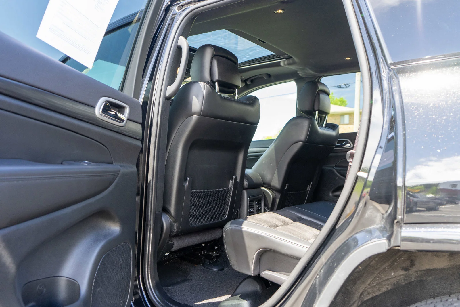 Used 2022 Diamond Black Crystal Pearlcoat Jeep Laredo X image 29