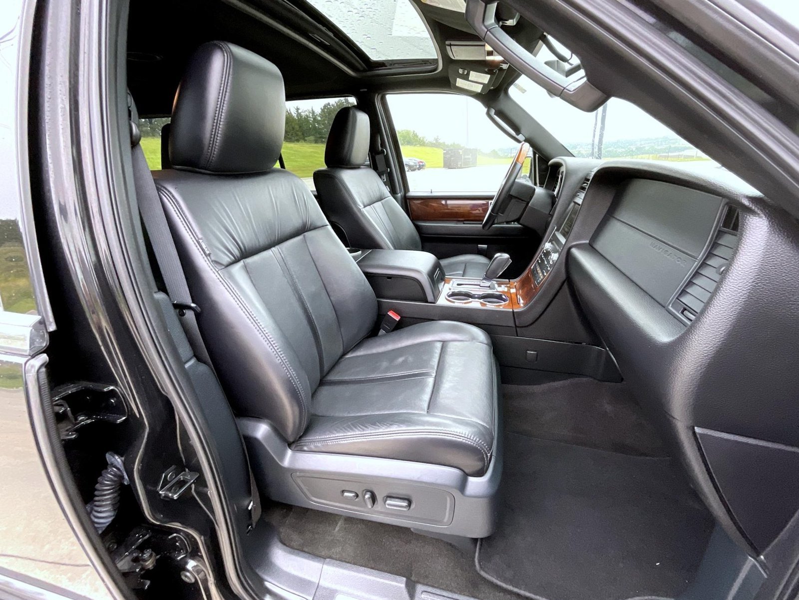 Used 2015 Black Lincoln Base image 16