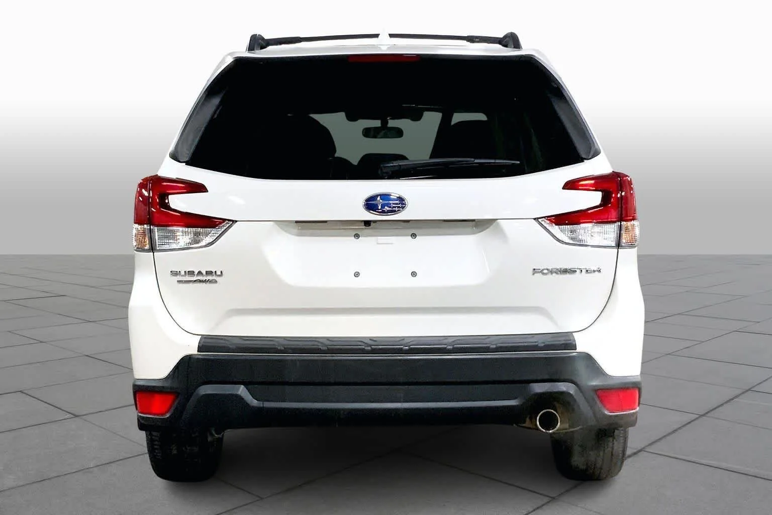Used 2019 Crystal White Pearl Subaru Limited image 8