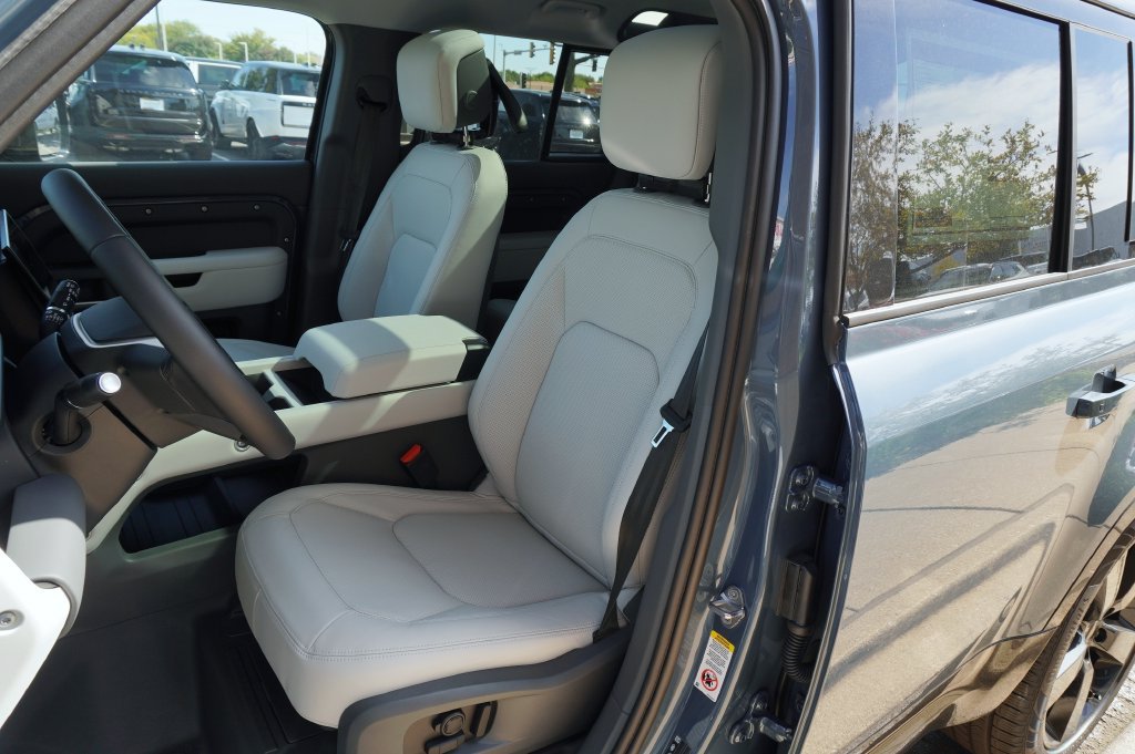 New 2026 Tasman Blue Land Rover X-Dynamic SE image 13