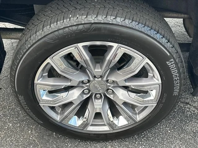 Used 2024 White GMC Denali image 37