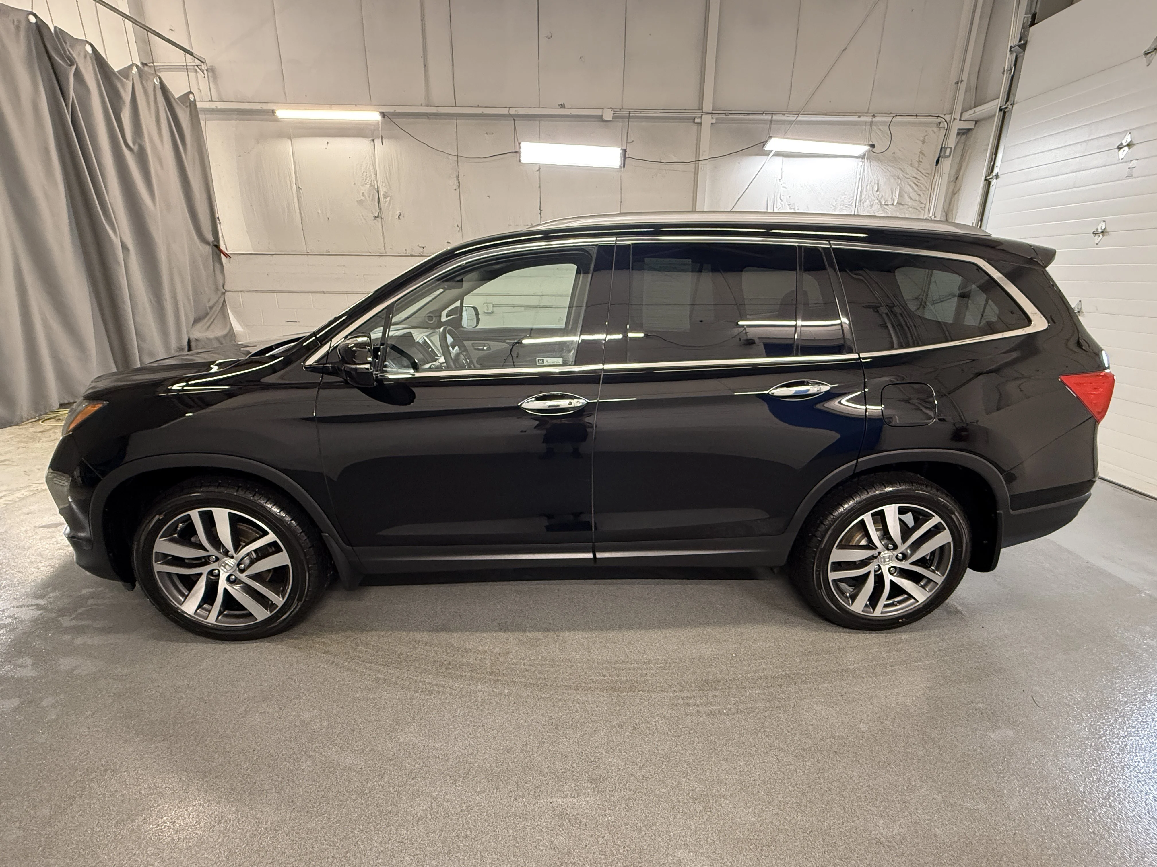 Certified Used 2018 Crystal Black Pearl Honda Touring image 5