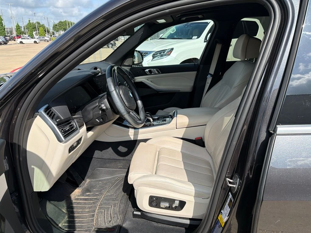 Used 2020 Dark Graphite BMW sDrive40i image 2