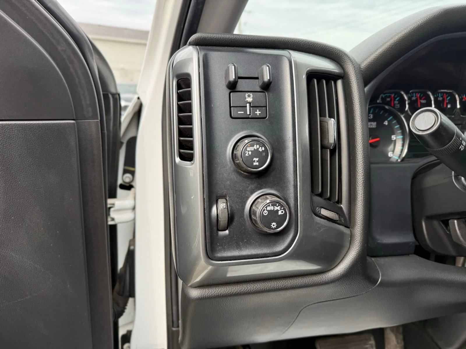 Used 2018 White Chevrolet LT image 26