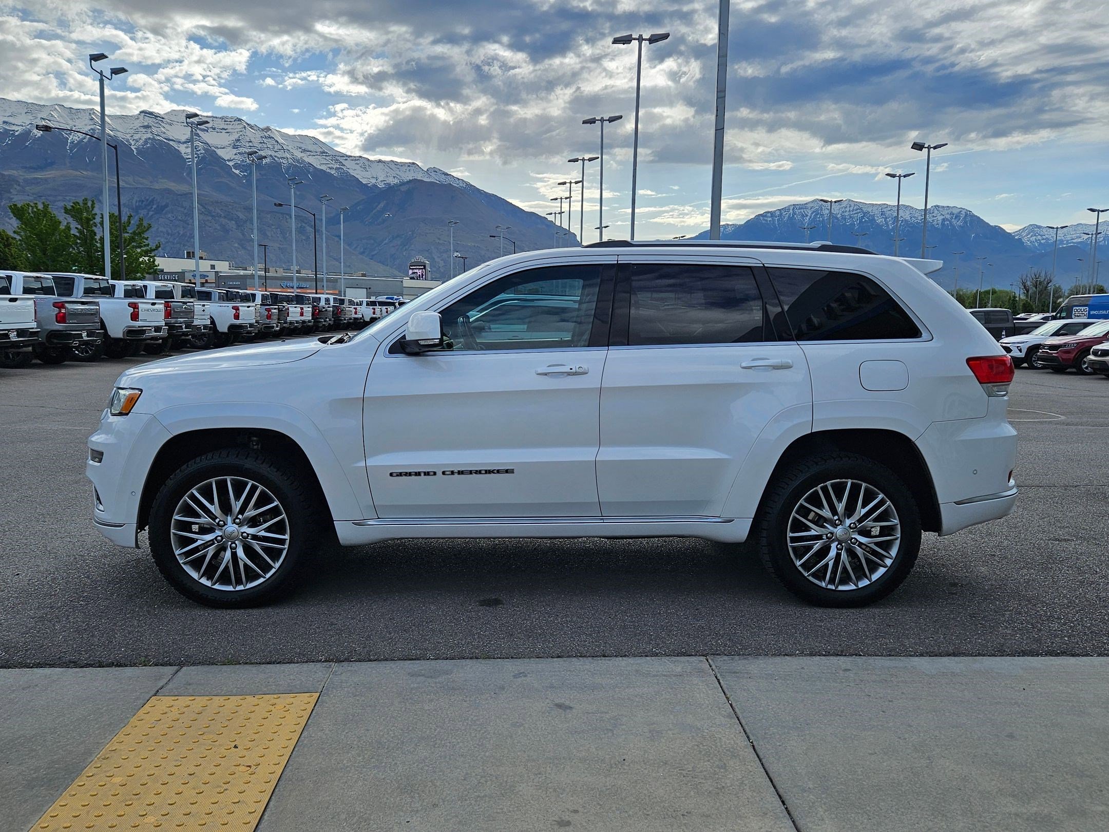 Used 2018 Ivory 3-Coat Jeep Summit image 7