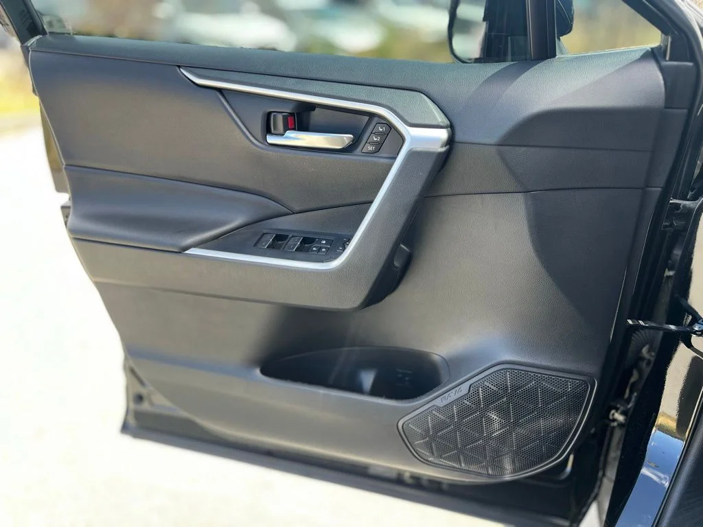 Used 2022 Black Toyota XLE Premium image 21