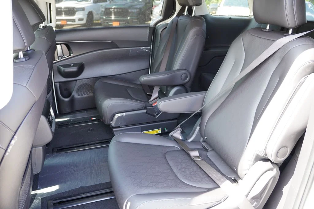 New 2027 Snow White Pearl Kia EX image 11