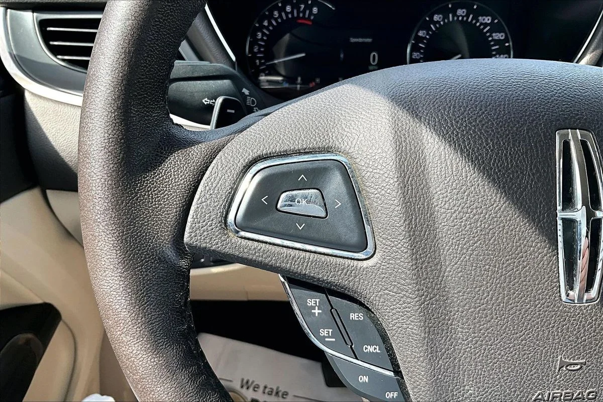 Used 2019 Red Lincoln Standard image 11