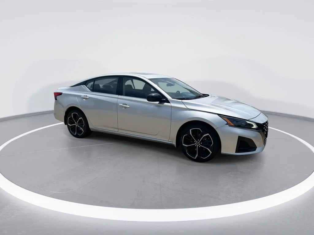 Used 2023 Silver Nissan 2.5 SR image 2