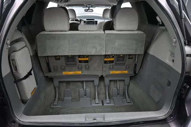 Used 2013 Gray Toyota LE image 25