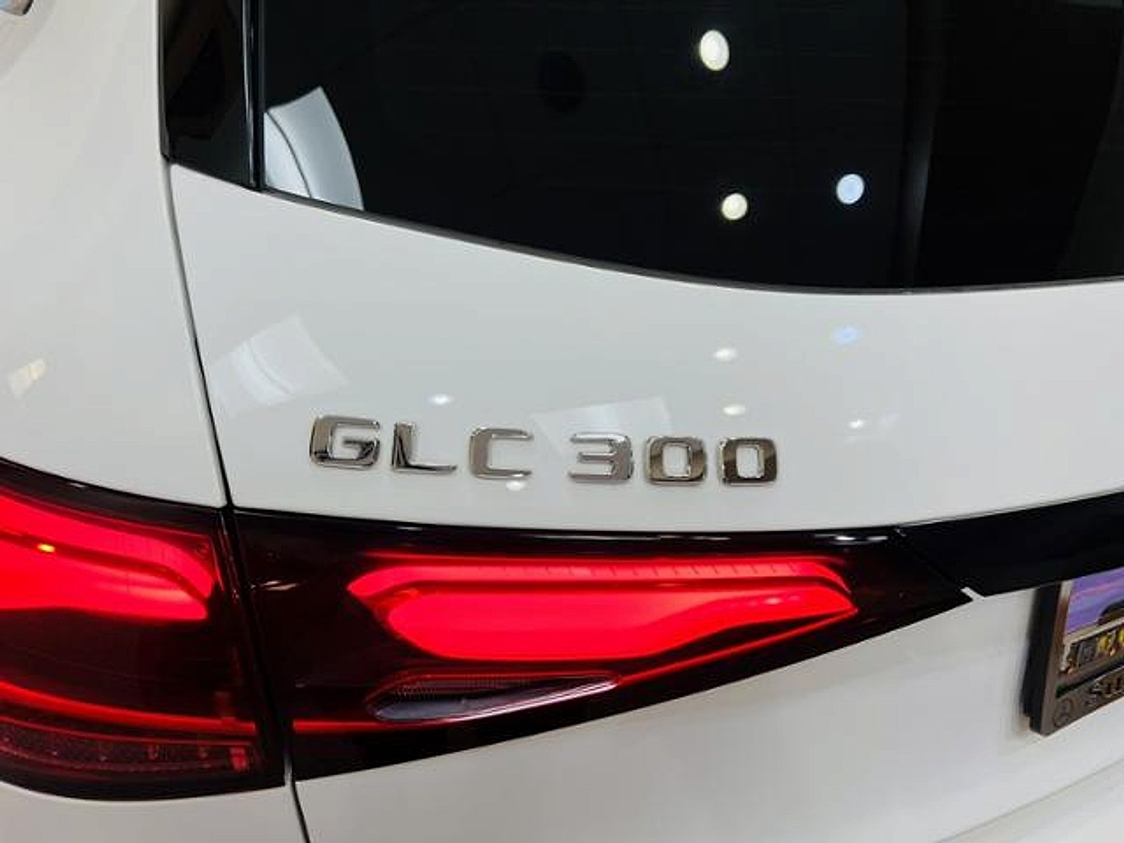 Certified Used 2025 Polar White Mercedes-Benz SUV image 6
