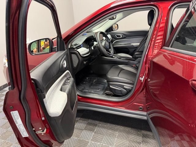 Used 2022 Velvet Jeep Latitude image 14