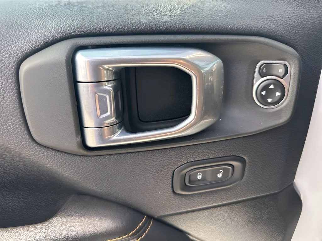 Used 2025 White Jeep Sahara image 22