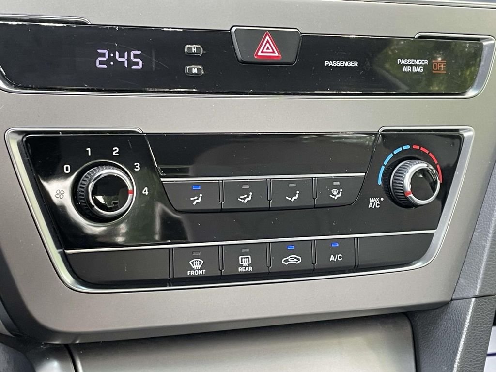 Used 2017 White Hyundai Base image 25