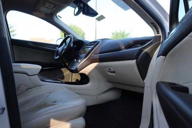Used 2019 White Platinum Clearcoat Metallic Lincoln Reserve image 39