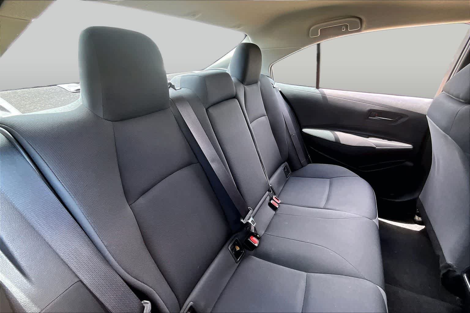Used 2022 White Toyota LE image 19