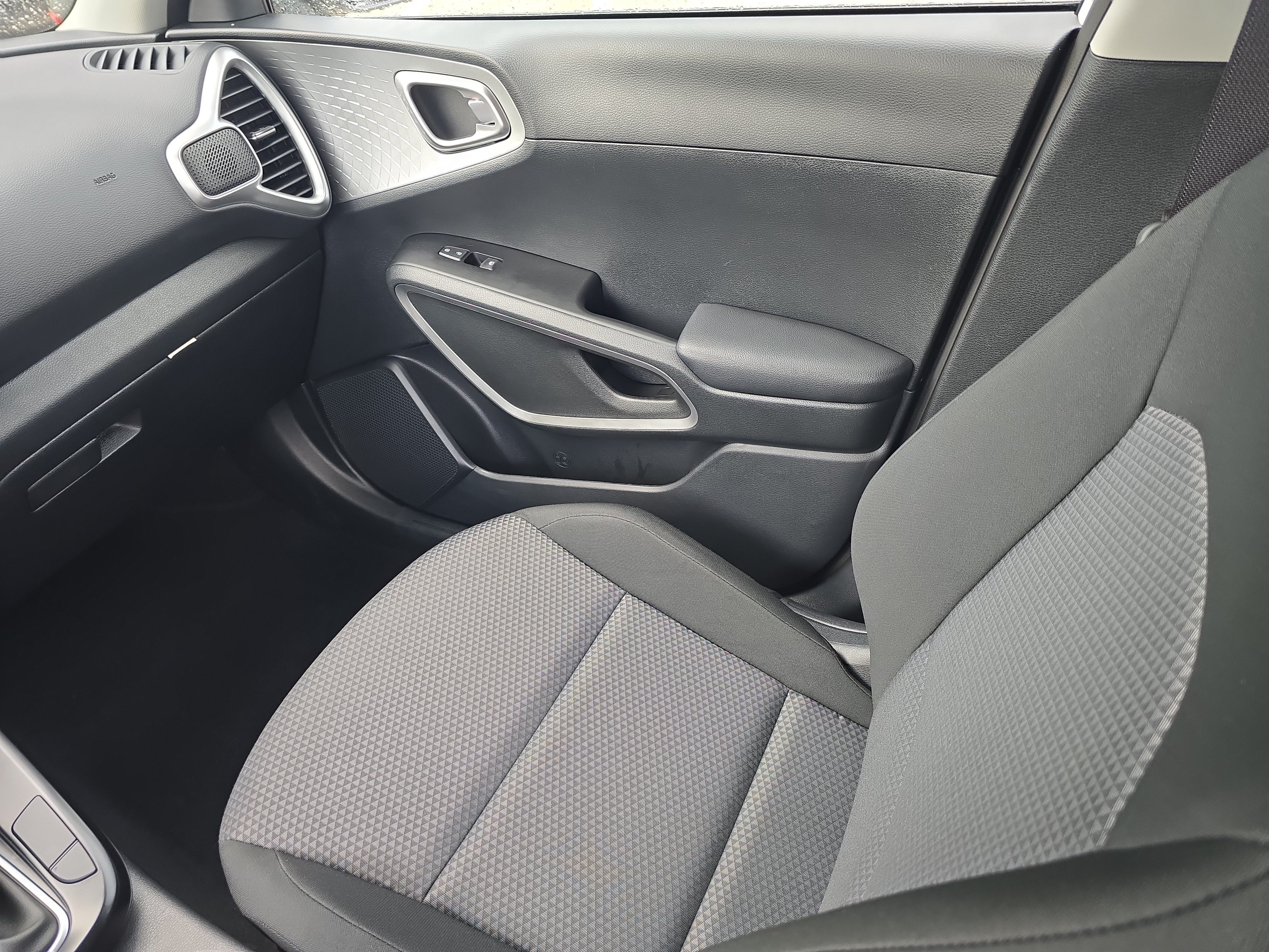 Certified Used 2025 Snow White Pearl Kia LX image 15