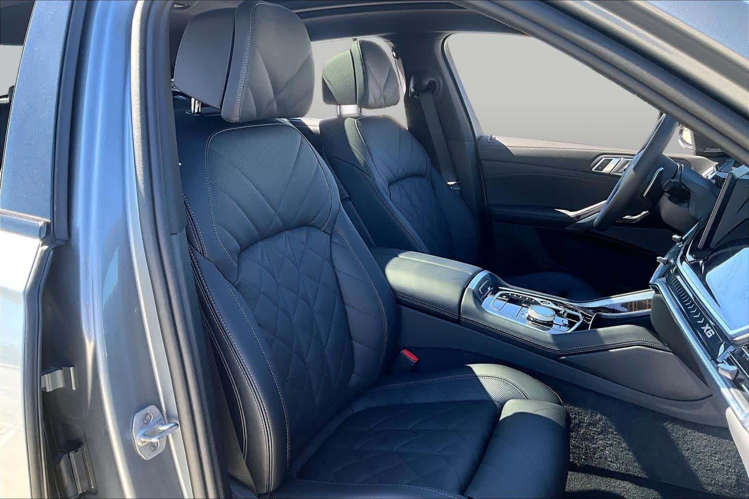 Used 2026 Skyscraper Grey Metallic BMW xDrive40i image 8