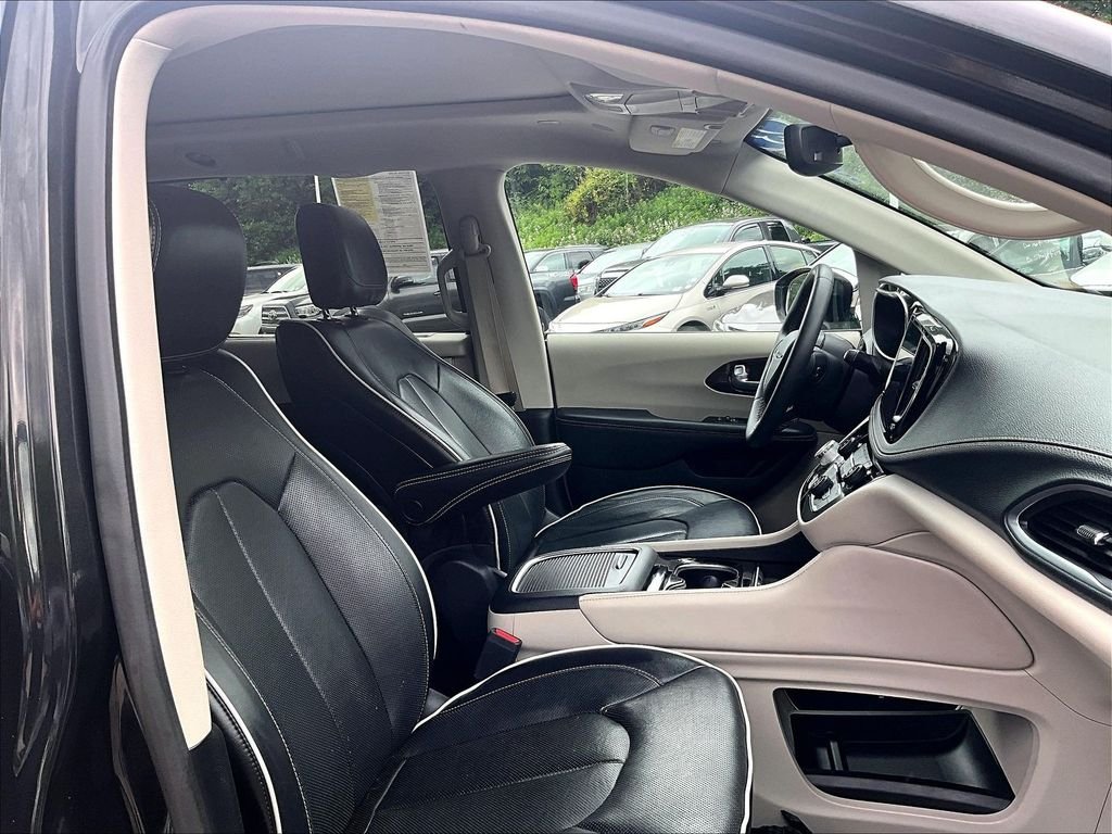 Used 2023 Black Chrysler Limited image 11