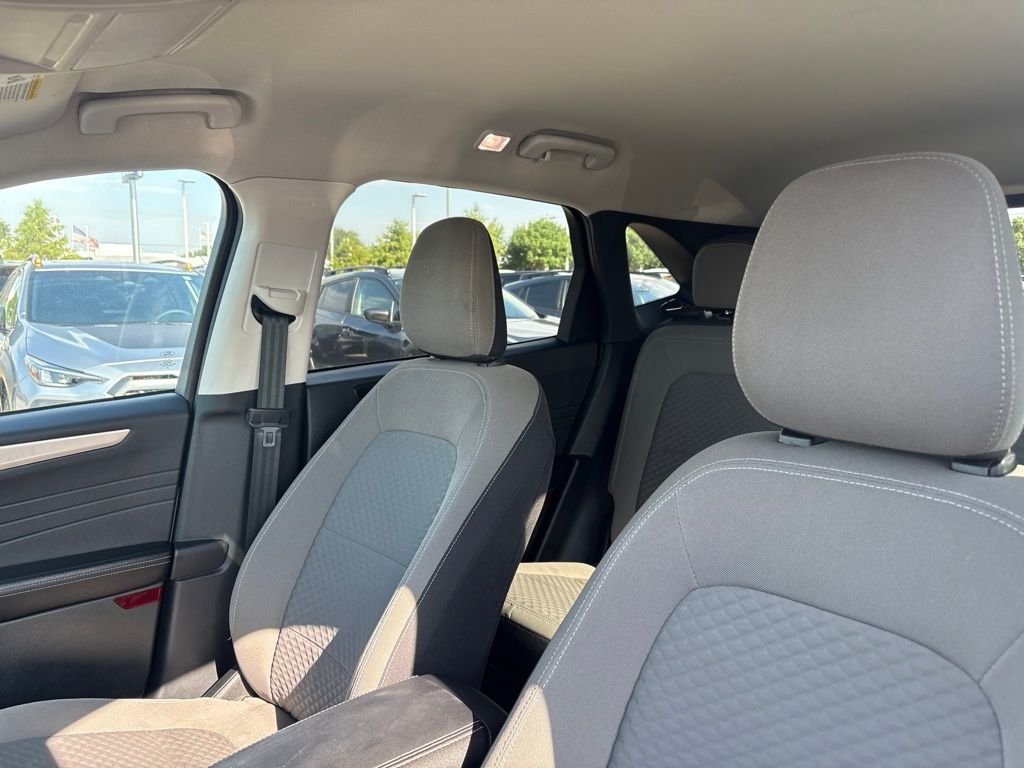 Used 2022 White Ford SE image 5
