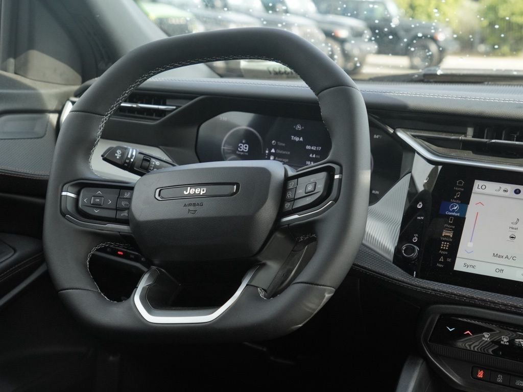 New 2026 Diamond Black Crystal Pearl-Coat Exterior Paint Jeep Limited image 25