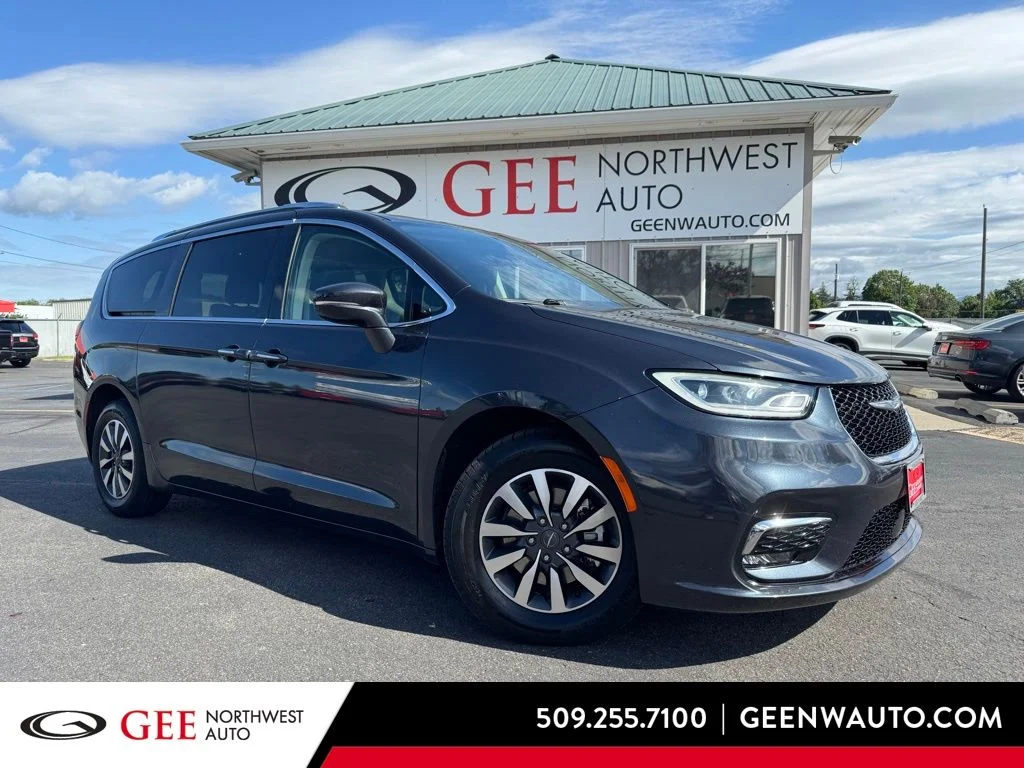 2021 Chrysler Pacifica Touring L's photo