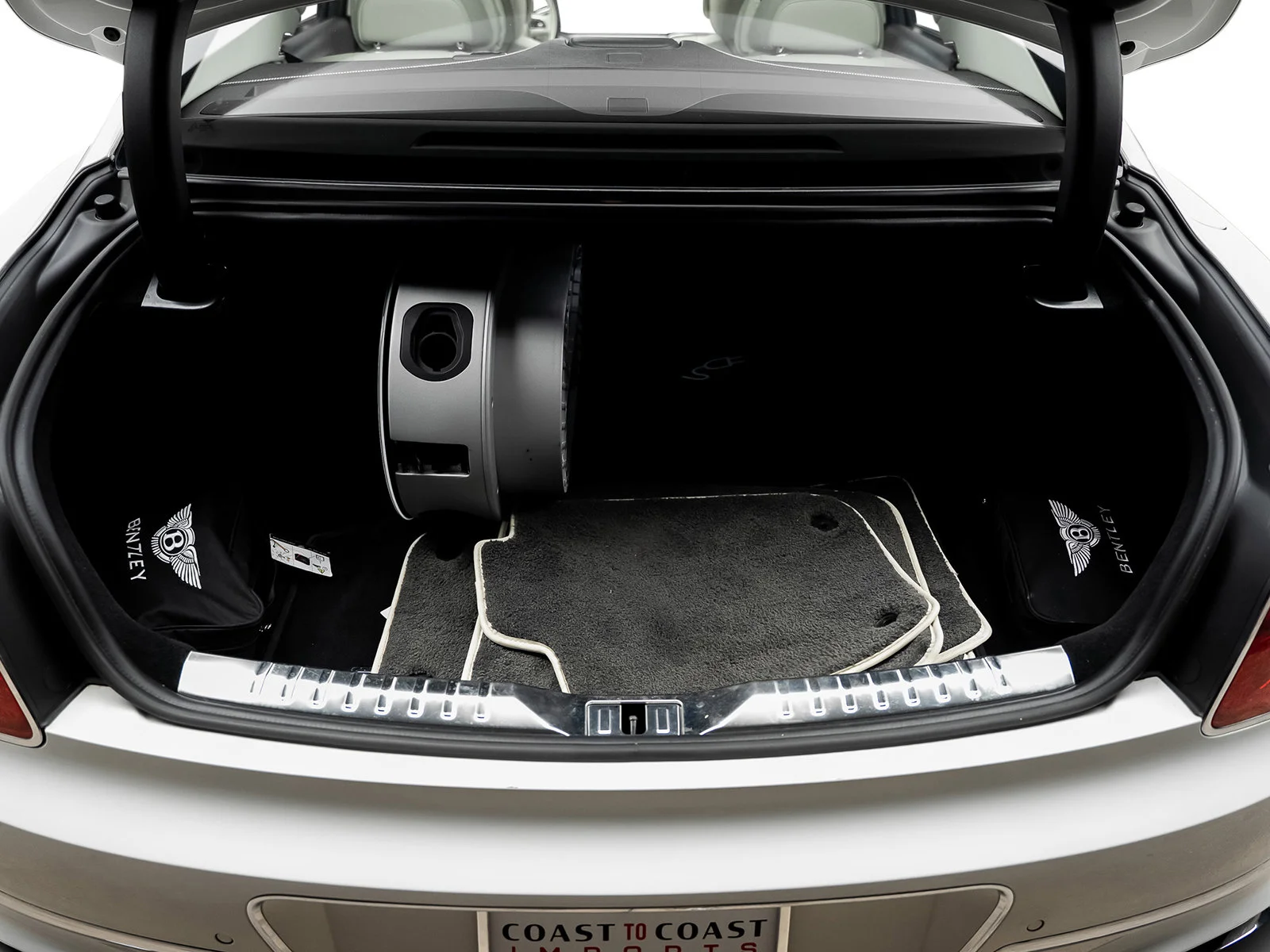 Used 2022 White Bentley  image 54