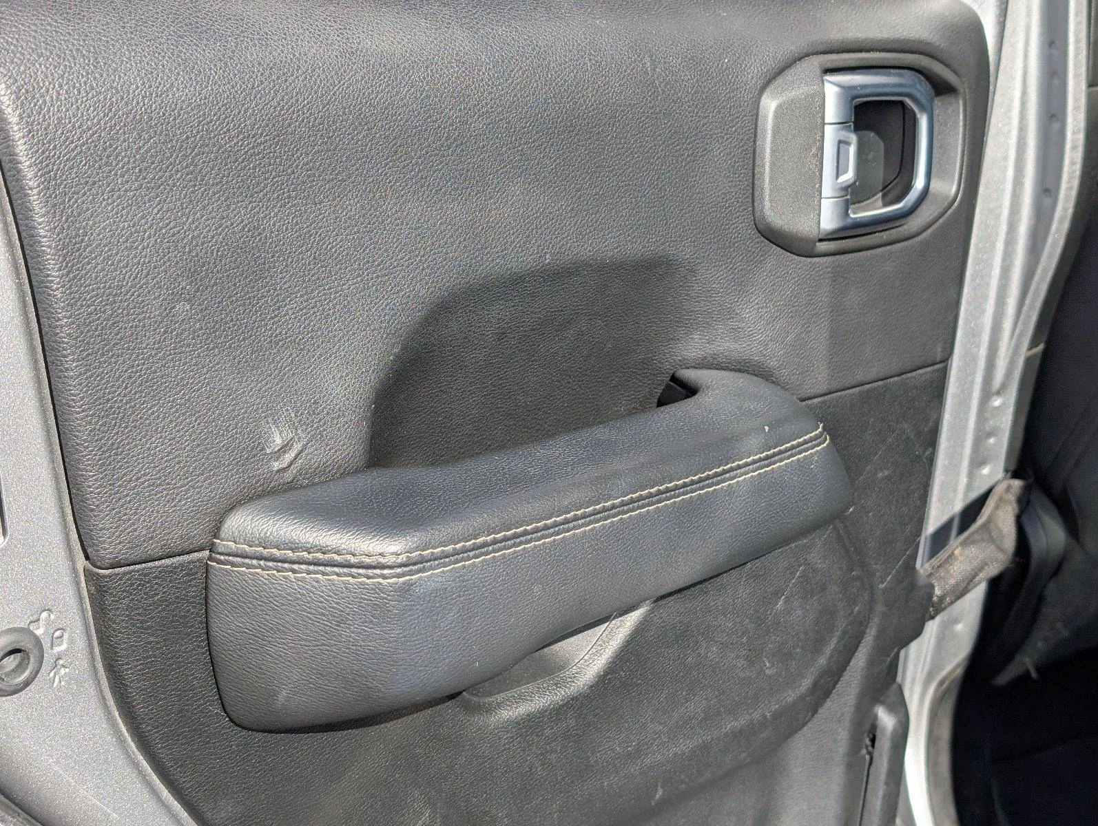 Used 2020 Billet Silver Metallic Clearcoat Jeep Sahara image 36