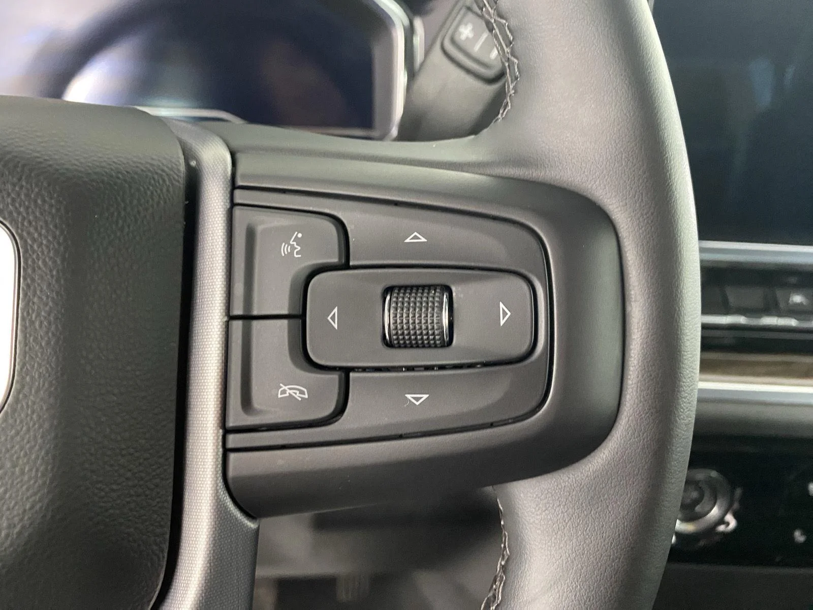 Used 2024 Summit White GMC Elevation image 18